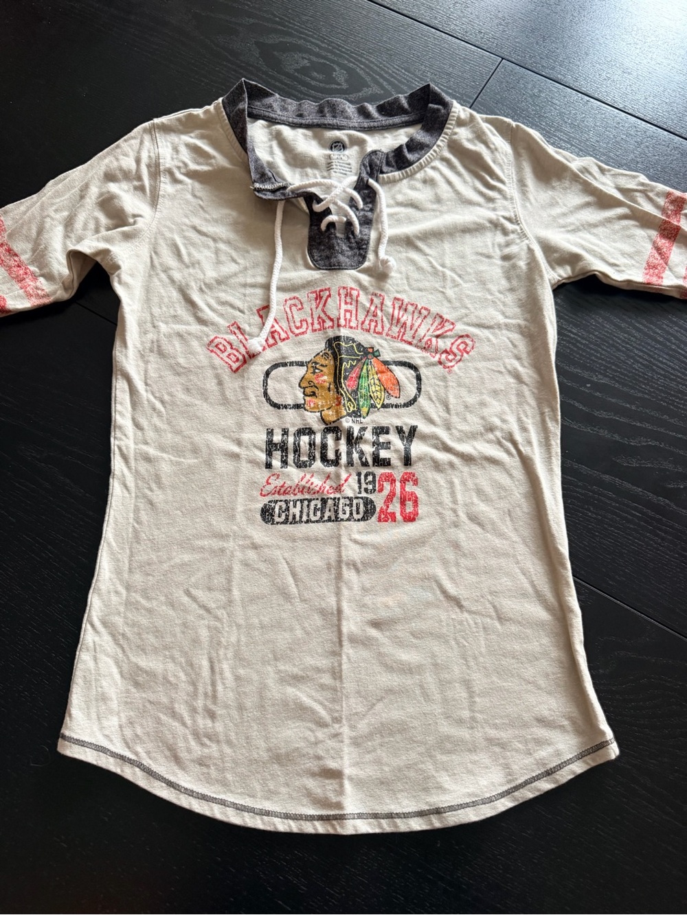 Stitch Up Chicago Blackhawks NHL Hockey Lace-Up Neck Shirt White Women Sz 4/6